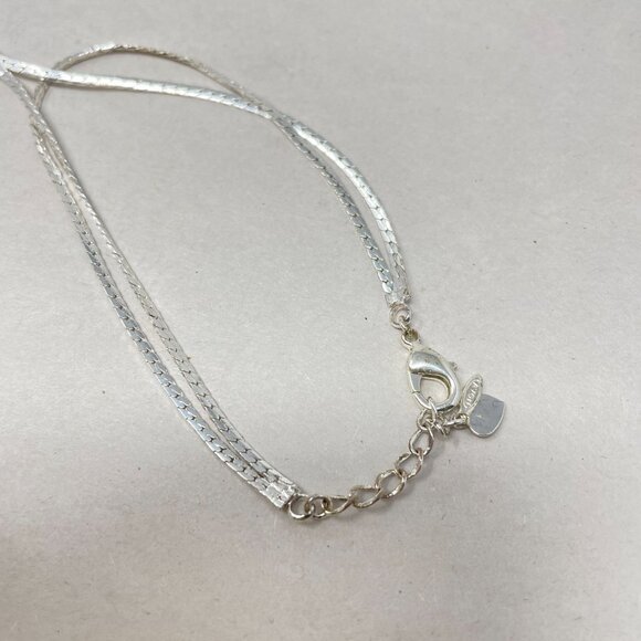 Avon Silvertone Diamond Cut Accented Finger Bracelet‎ Size Large Flower Gift Box - Picture 2 of 9